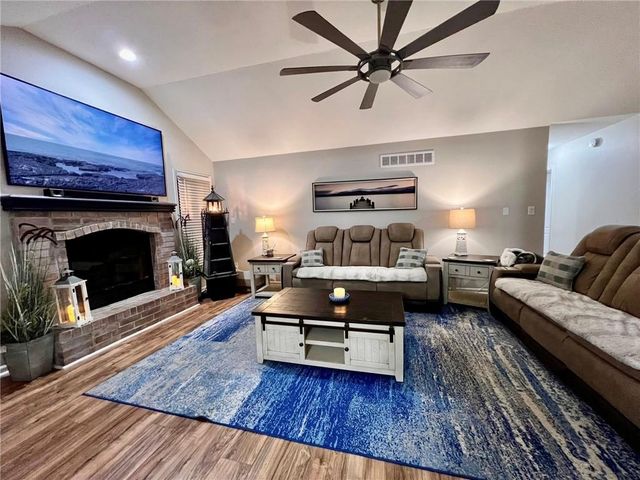 2513 NE Remington Court, Blue Springs, MO 64014