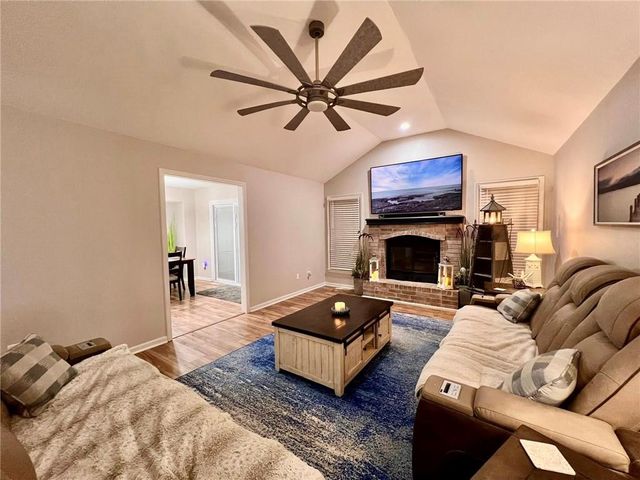 2513 NE Remington Court, Blue Springs, MO 64014