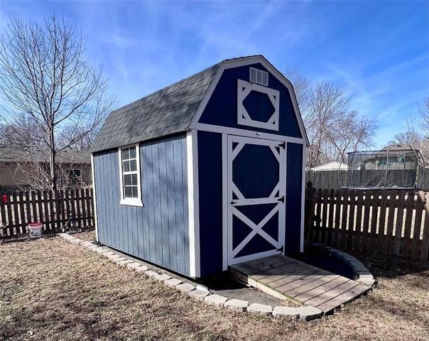 2513 NE Remington Court, Blue Springs, MO 64014