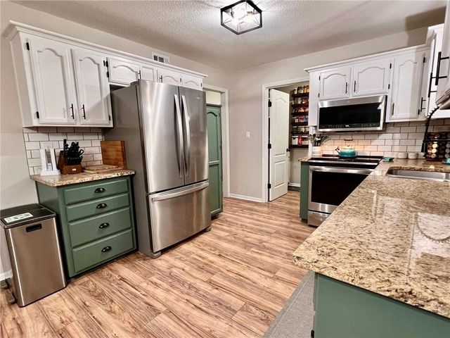 2513 NE Remington Court, Blue Springs, MO 64014