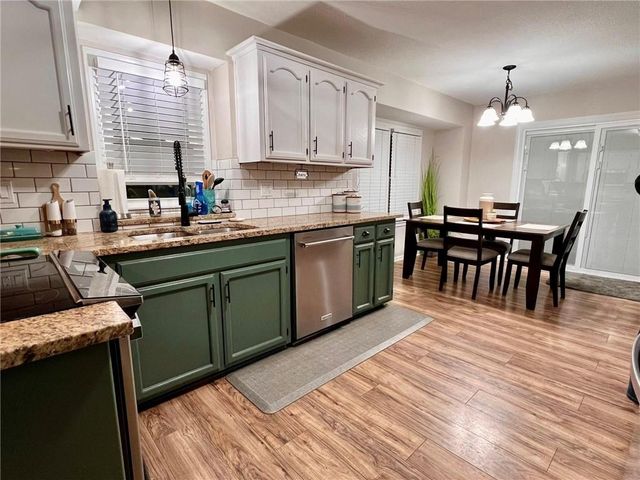 2513 NE Remington Court, Blue Springs, MO 64014