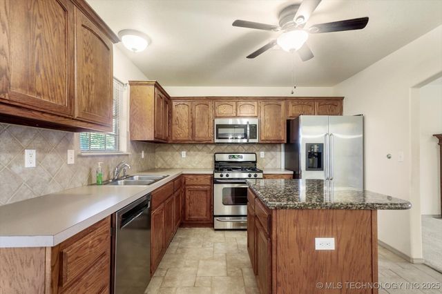 5420 S Redbud Place, Sand Springs, OK 74063