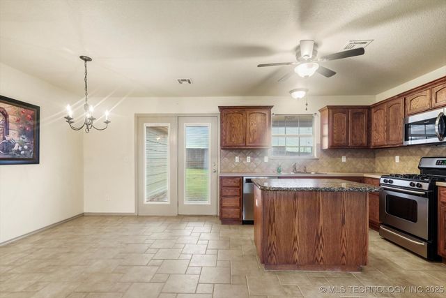 5420 S Redbud Place, Sand Springs, OK 74063