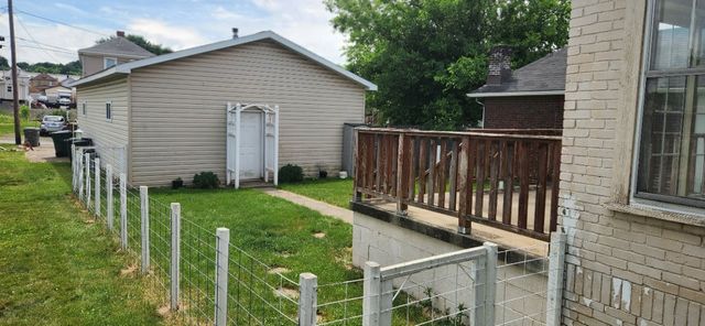 386 Pittsburgh Circle, Ellwood City, PA 16117