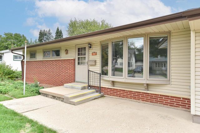 722 Summit AVENUE, Waukesha, WI 53188