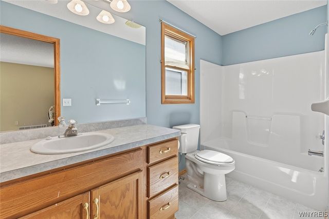 53 Elmleaf Drive, Cheektowaga, NY 14227
