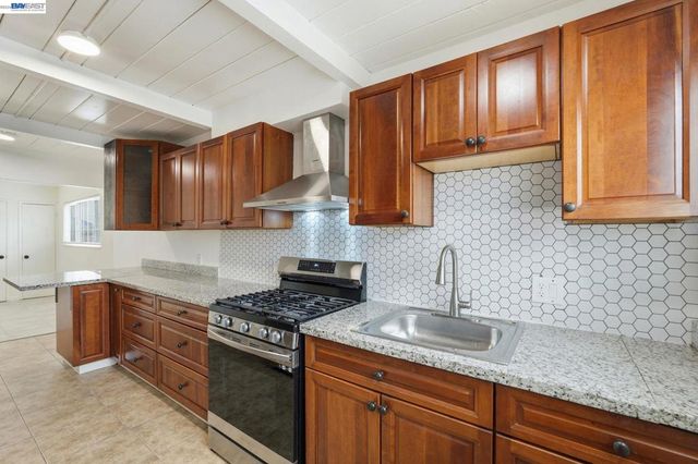2858 17th St, San Pablo, CA 94806