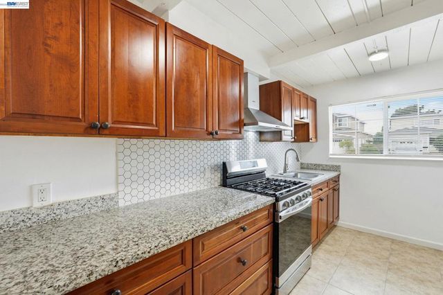 2858 17th St, San Pablo, CA 94806