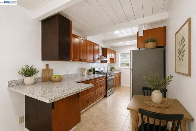 2858 17th St, San Pablo, CA 94806