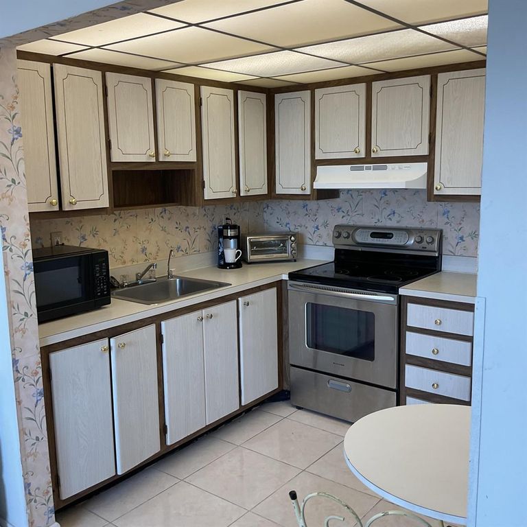 192 Flanders Drive, Delray Beach, FL 33484