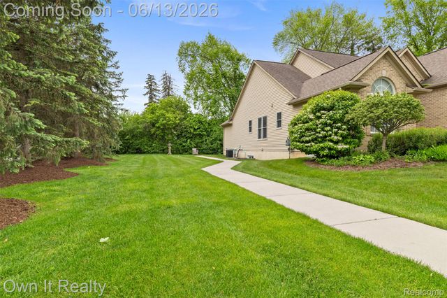 1250 Windsong Drive, Waterford Charter Township, MI 48327