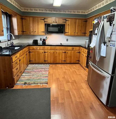 917 S 8TH Street, Clinton, IA 52732