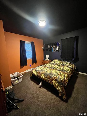 917 S 8TH Street, Clinton, IA 52732