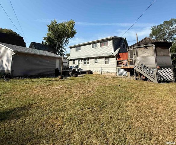 917 S 8TH Street, Clinton, IA 52732