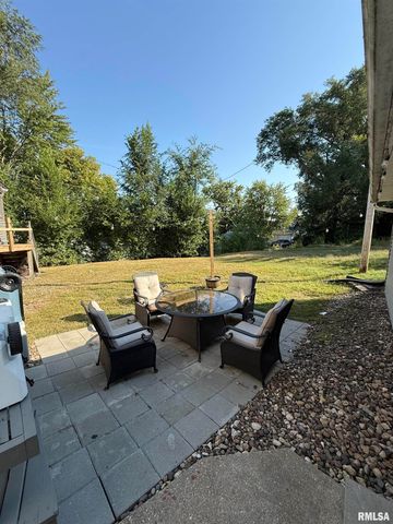 917 S 8TH Street, Clinton, IA 52732