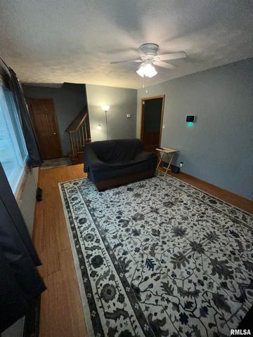 917 S 8TH Street, Clinton, IA 52732