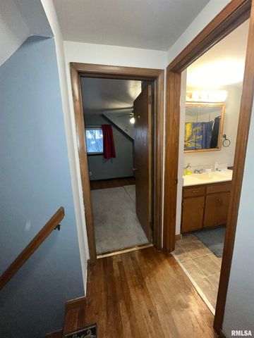 917 S 8TH Street, Clinton, IA 52732