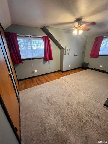 917 S 8TH Street, Clinton, IA 52732