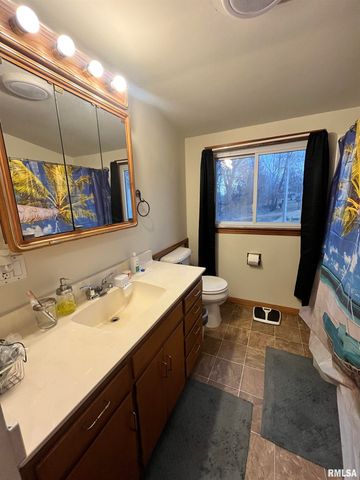 917 S 8TH Street, Clinton, IA 52732