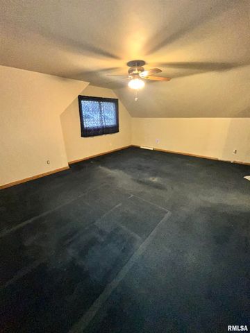 917 S 8TH Street, Clinton, IA 52732