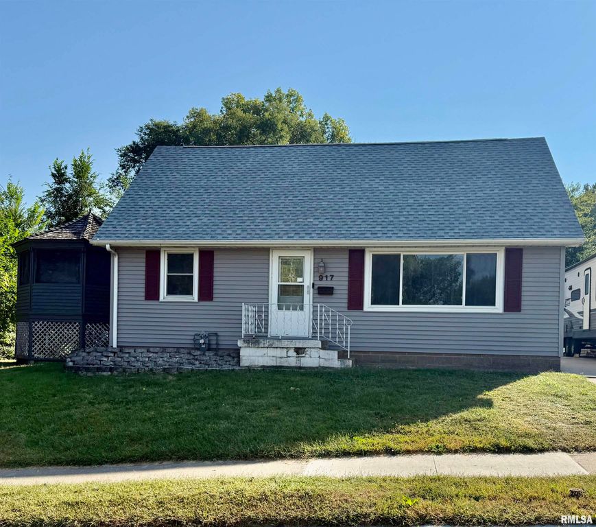 917 S 8TH Street, Clinton, IA 52732