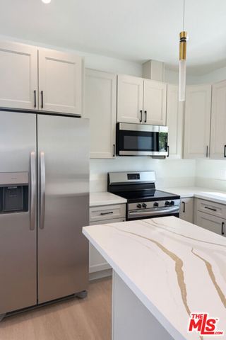 23836 Victory Boulevard, Woodland Hills (los Angeles), CA 91367