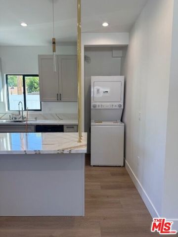 23836 Victory Boulevard, Woodland Hills (los Angeles), CA 91367