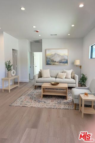 23836 Victory Boulevard, Woodland Hills (los Angeles), CA 91367