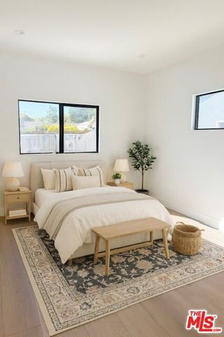 23836 Victory Boulevard, Woodland Hills (los Angeles), CA 91367