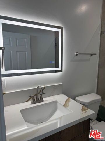 23836 Victory Boulevard, Woodland Hills (los Angeles), CA 91367