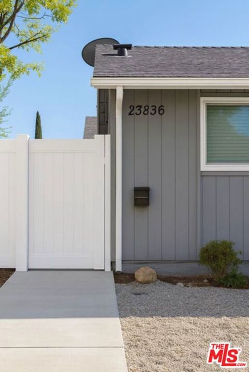 23836 Victory Boulevard, Woodland Hills (los Angeles), CA 91367