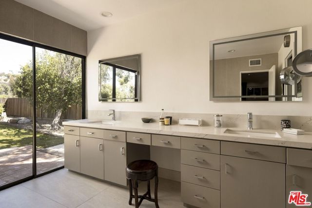 18623 Palomino Drive, Tarzana (los Angeles), CA 91356