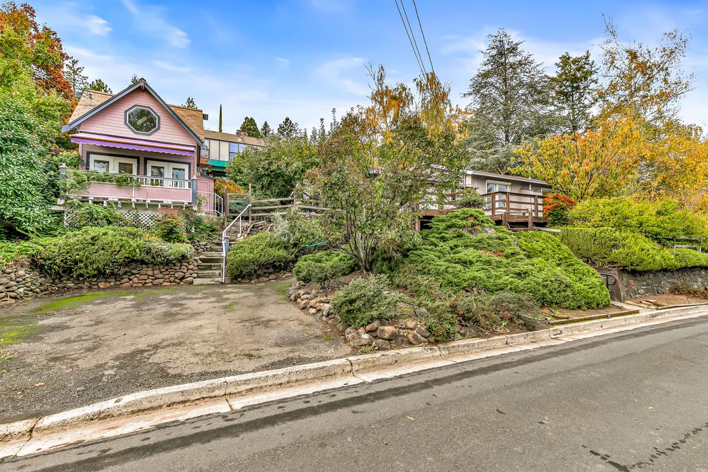 207 Hillcrest Street, Ashland, OR 97520