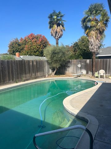 1229 Eastridge Dr, Modesto, CA 95355