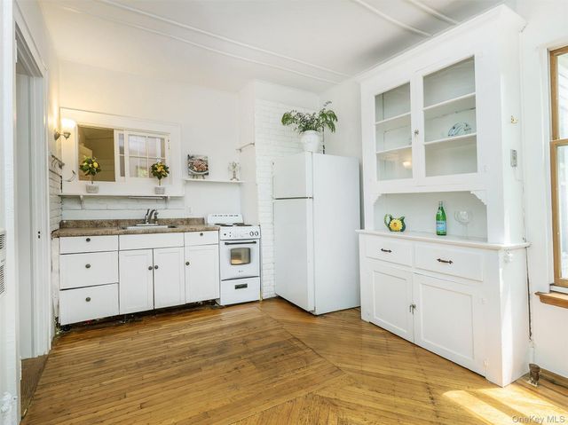 42 Central Avenue 7, Sea Cliff, NY 11579