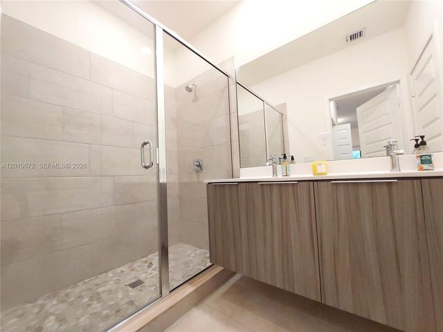4906 NW 83rd Path, Doral, FL 33166