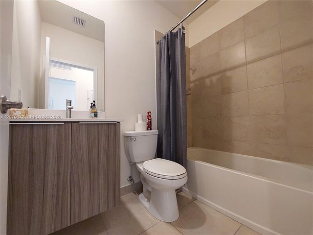 4906 NW 83rd Path, Doral, FL 33166
