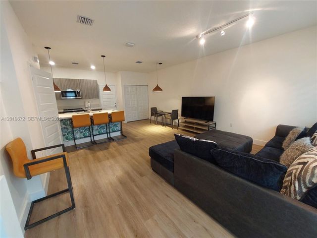 4906 NW 83rd Path, Doral, FL 33166