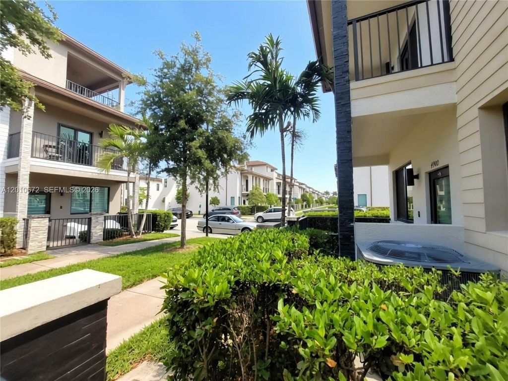 4906 NW 83rd Path, Doral, FL 33166