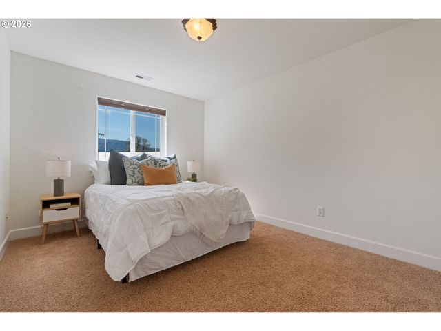 547 Sw ROCK CREEK Dr, Stevenson, WA 98648