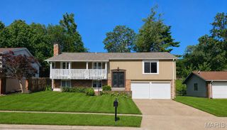 1431 Summerhaven Drive, St Louis, MO 63146