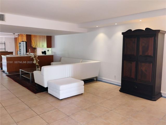 612 NE 27th Ave, Hallandale Beach, FL 33009