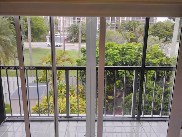 612 NE 27th Ave, Hallandale Beach, FL 33009