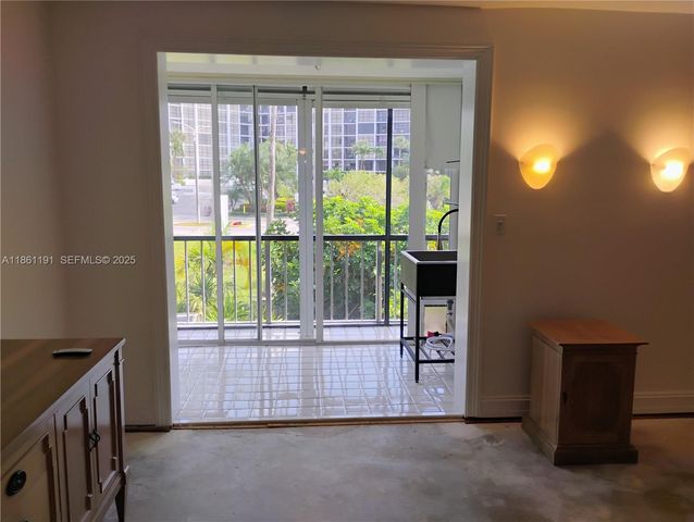 612 NE 27th Ave, Hallandale Beach, FL 33009