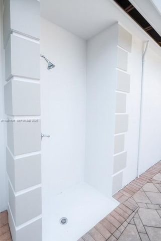 612 NE 27th Ave, Hallandale Beach, FL 33009