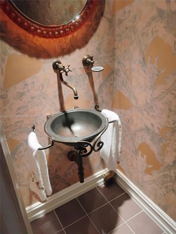 612 NE 27th Ave, Hallandale Beach, FL 33009