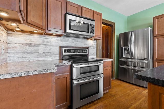 1608 N Grandview BOULEVARD, Waukesha, WI 53188