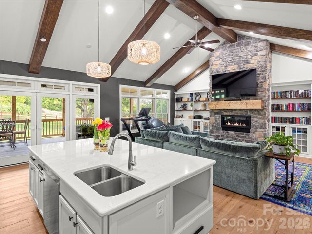 127 Rockbridge Road, Mills River, NC 28759