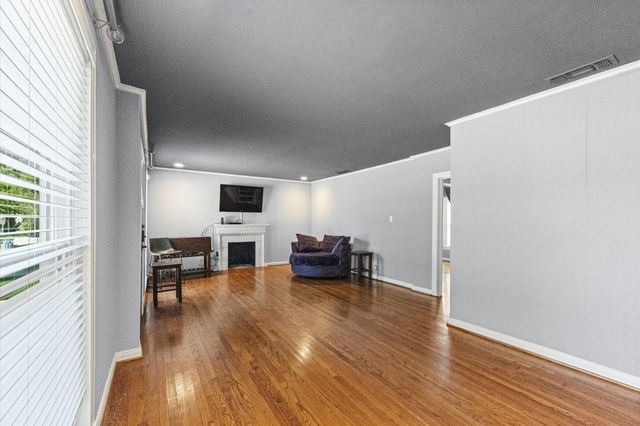 6050 Penrose Avenue, Dallas, TX 75206