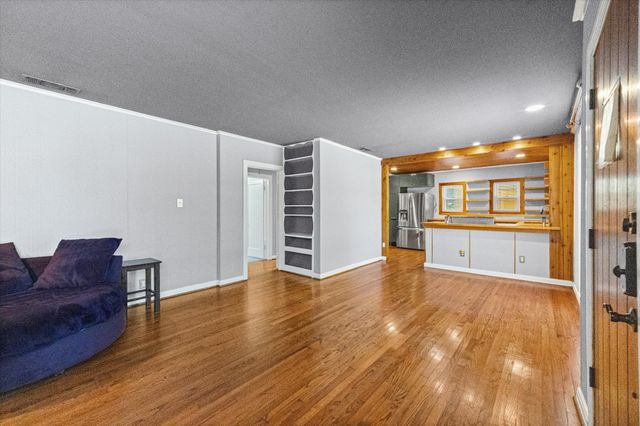 6050 Penrose Avenue, Dallas, TX 75206